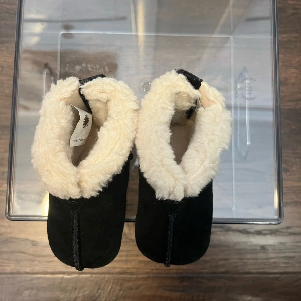 Ugg Gojee Infant Boots Size 02/03 Color Black
